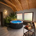 Romantic House With Jakuzzi Apartment *